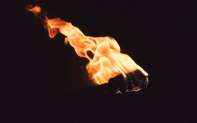 Une trompette, une cruche brisée et un flambeau